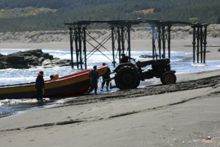 Landbringen der Fischerboote